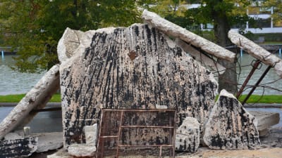 Bitar av ett bombaderat hus