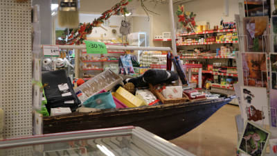 Bybutiken Nybos i Töjby, där det finns en båt med varor som säljs billigare