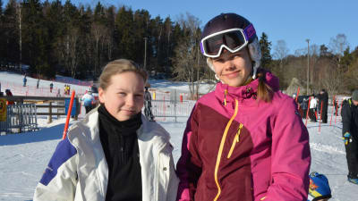 Ellen Strömborg (till vänster) och Daniela Sandås står vid en skidbacke.