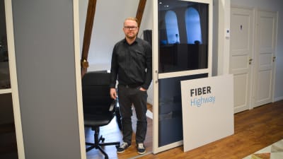 johnny i dörren till sitt kontor, ett litet rum