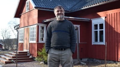 Kurt Andersson står framför sitt gamla torp.