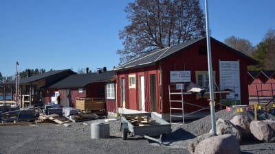 En servicebyggnad i Bromarv hamn som håller på att färdigställas. En del byggnadsmaterial runt byggnaden.