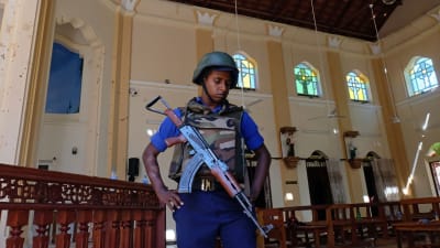 En soldat inne i kyrkan St. Sebastian i Negombo,  Sri Lanka. 