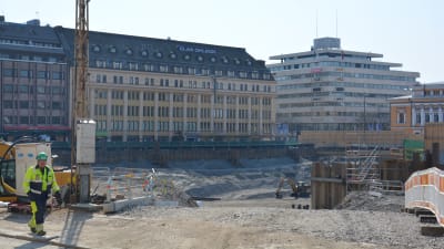 Vy över torgparkeringsbygget och den stora gropen i Åbo. 