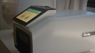 En sorts läkemedelsrobot, som i princip ser ut som en vit låda med en pekplatta på sig. På bilden meddelar maskinen att nästa medecin ska tas klockan 10:00.