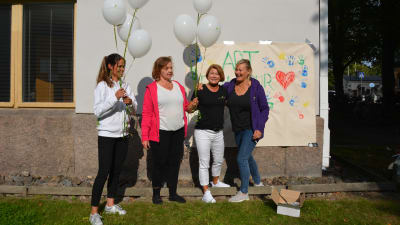 Fyra kvinnor står med ballonger i händerna.