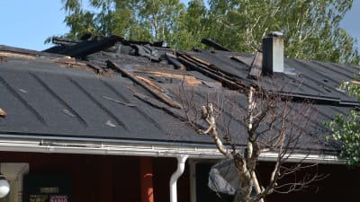 Tak på trähus som brunnit.