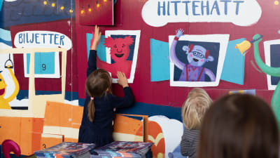 BUU-dagen i Hfors 2019. Barn kollar i kalendern. 