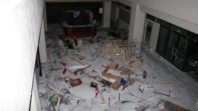 Skräp på golvet i en hall.