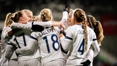 Finlands damlandslag i fotboll jublar.