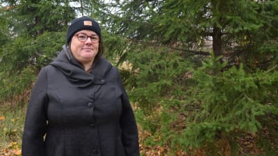Kvinna vid gran.