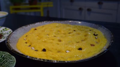 Ett ogräddat vetebröd som är gult av saffran och garnerat med mandel och russin. Saffranskakan jäser i en pajform.