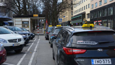 Taxibilar vid stolpen utanför Posten i Vasa.