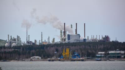 Bild över Sköldvikområdet med många skorstenar och det kommer vit rök ur några.röl ur 