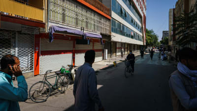 Chicken Street oli päivä talibanien valtauksen jälkeen hiljainen, kauppiaat odottivat uusilta vallanpitäjiltä lupaa avata liikkeensä.