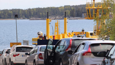 Bilari i en färjkö i Korpo.