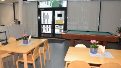 Matsalen i Rasevorgs mentalvårdscenter hars tora fönster så man ser bra in, men nu hänger det gardiner i fönstren.