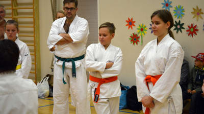 Tvillingarna William och Elisabeth Sjöström följer med en karateträning.