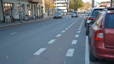 En cykelbana längs Humlegårdsgatan i Åbo.