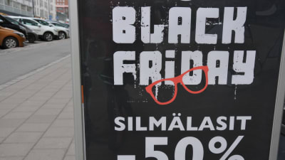En reklamskylt för evenemanget black friday, 50% rabatt på glasögon.