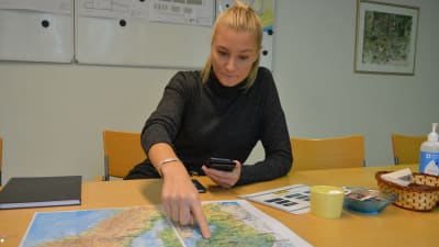Kvinna pekar på Finlandskarta.