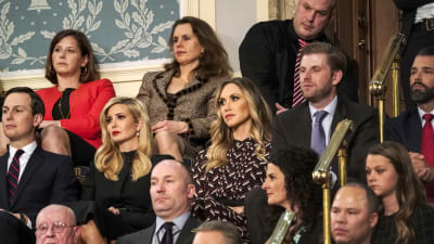 Den här bilden är tagen då president Trump höll sitt State of the Union-tal i februari i fjol. På mittersta raden från vänster: Jared Kushner, Ivanka Trump, Eric Trumps hustru Lara Trump, Eric Trump själv och längst till höger Donald Trump Jr.