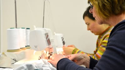 Anna Huhta och Marina Johansson syr i trikå.
