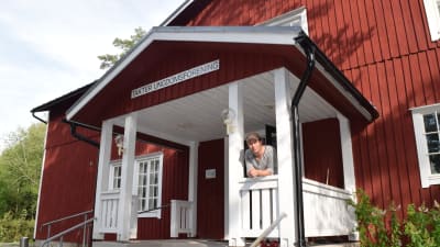 Skådespelaren Matti Raita på Ingboheds trappa i Täkter, Ingå.
