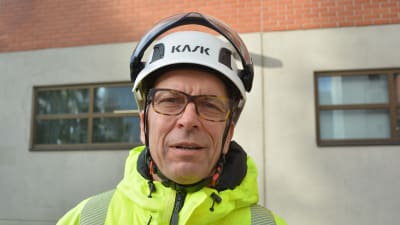 Risto Hovi, vd på BillerudKorsnäs Finland. Iklädd skyddskläder och en vit hjälm. 