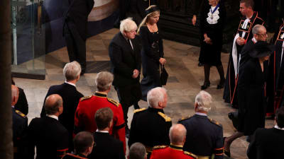 Boris Johnson ja hänen puolisonsa Carrie Johnson saapuvat kirkkoon.