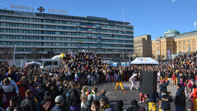 Studerande firar Pampas nationaldag på Vasa torg.