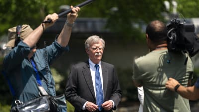 John Bolton talade med journalister utanför Vita huset den tredje maj. 