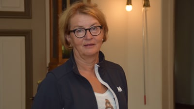 En kvinna i ett gammalt stadshus. Ekenäs. 