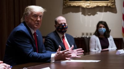 USA:s president Donald Trump kritiserade den ansedda smittskyddschefen Anthony Fauci då han träffade delstatsguvernörer i Vita huset. Trump var den enda som inte bar ett ansiktsskydd.
