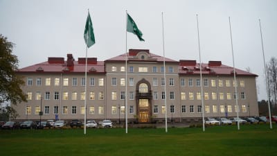 Huvudbyggnaden på Ekåsenområdet där Raseborgs stads administration finns i dag.