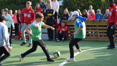 barn spelar fotboll