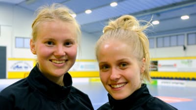 Innebandyspelarna Olivia Kortelainen och Linda Törnqvist