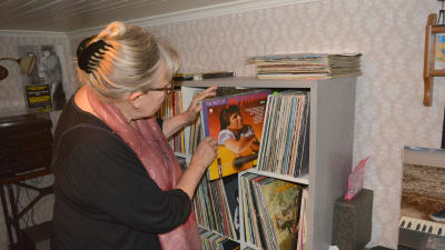 Ann-Sophie tittar bland vinylskivorna på vinden i "Bärthas".
