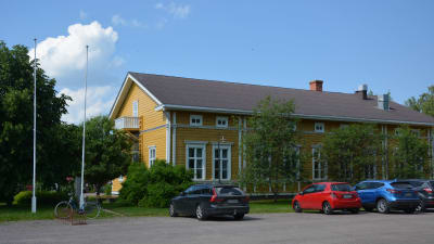 Stor gul träbyggnad vid Stundars. 