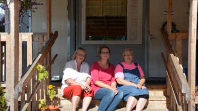Barnträdgårdslärarna Camilla Rehn-Hovi, Malin Sjöholm och Marjut Kytölä tycker inte att det nya dagiset borde byggas i anslutning till Amosparkens skola.