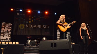 Frida Andersson spelar.