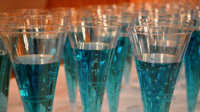 blå dryck i champagneglas