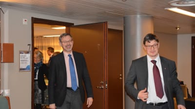 Mikael Luther och Rurik Ahlberg kommer ut från mötet med kommunministern.