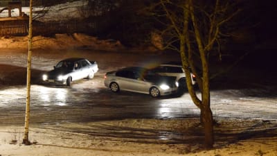 Tre bilar står parkerarade på Hulda daghems parkering i mörkret.
