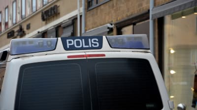 Polisbil bakifrån.