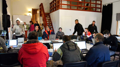 Ett tiotal datorer står till buds då asylsökande vid flyktingförläggningen i Evitskog bjuds in till det tillfälliga internetcafét.