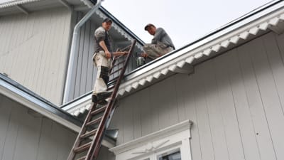 Män målar hus