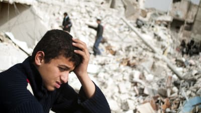 En pojke sörjer sina anhöriga och vänner som dödades i en flygattack i Al-Bab. Över hälften av stadens invånare har flytt undan häftiga strider