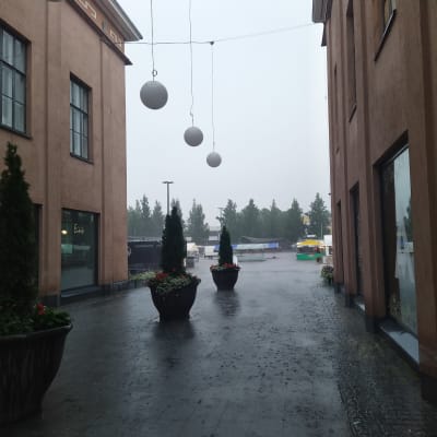 Rankka sade Mikkelissä kauppakeskus Stellan ovella.