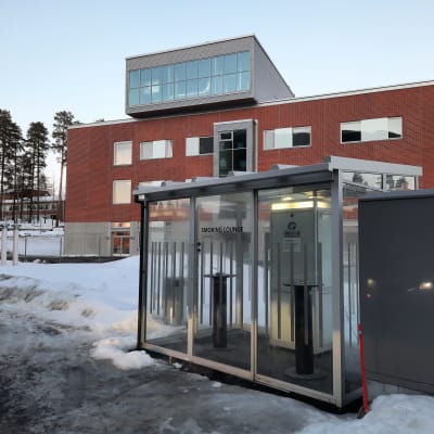 Lasiseinäinen tupakointikoppi Keski-Suomen keskussairaalan pysäköintialueen reunassa